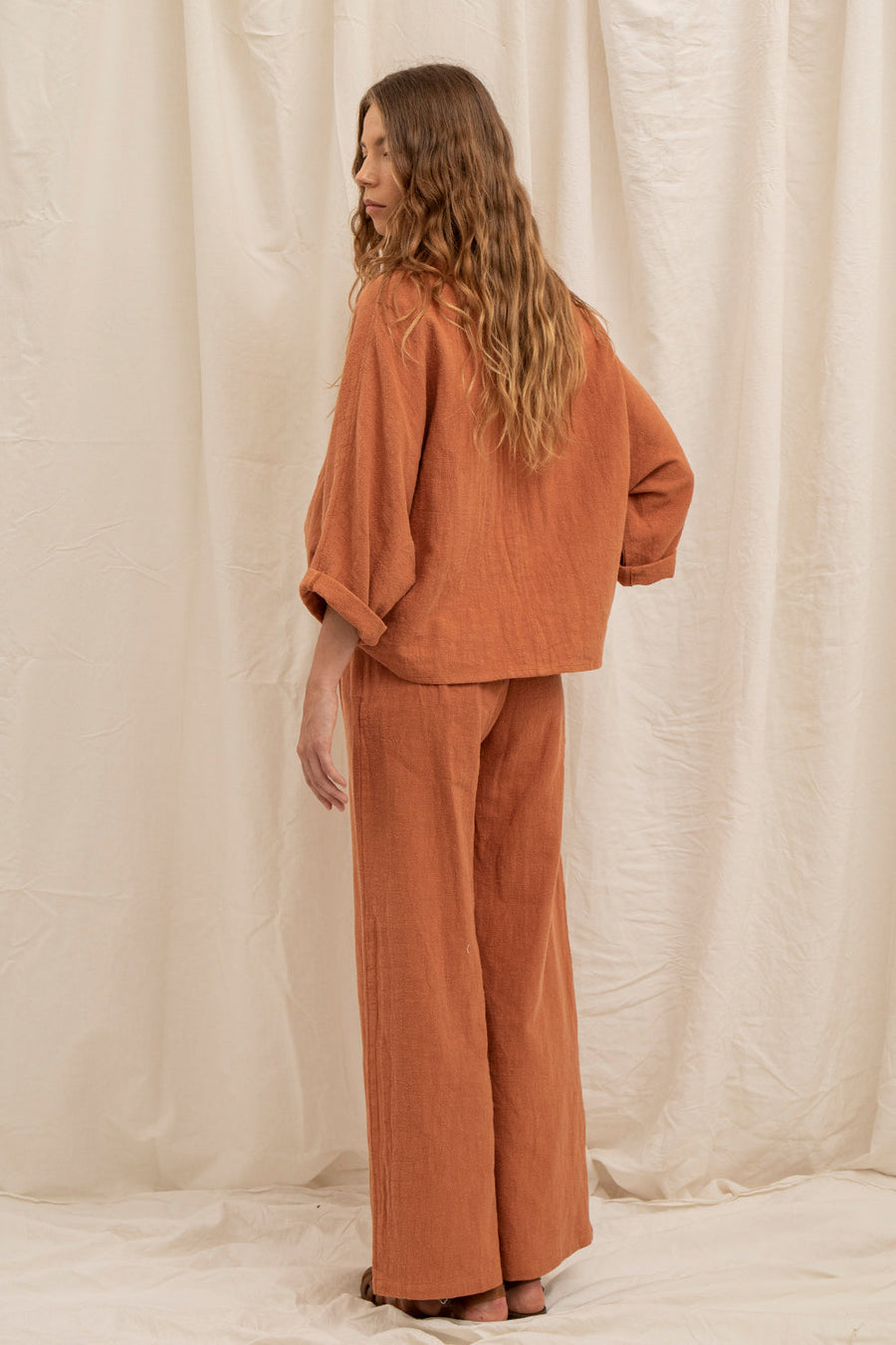 Chemise Romy en lin, teinte argile, vue de dos