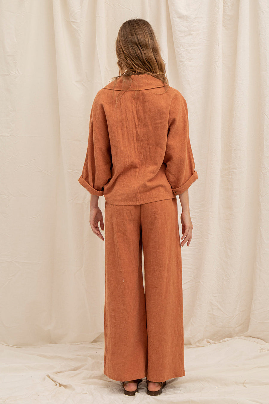 Chemise Romy en lin, teinte argile, vue de profil