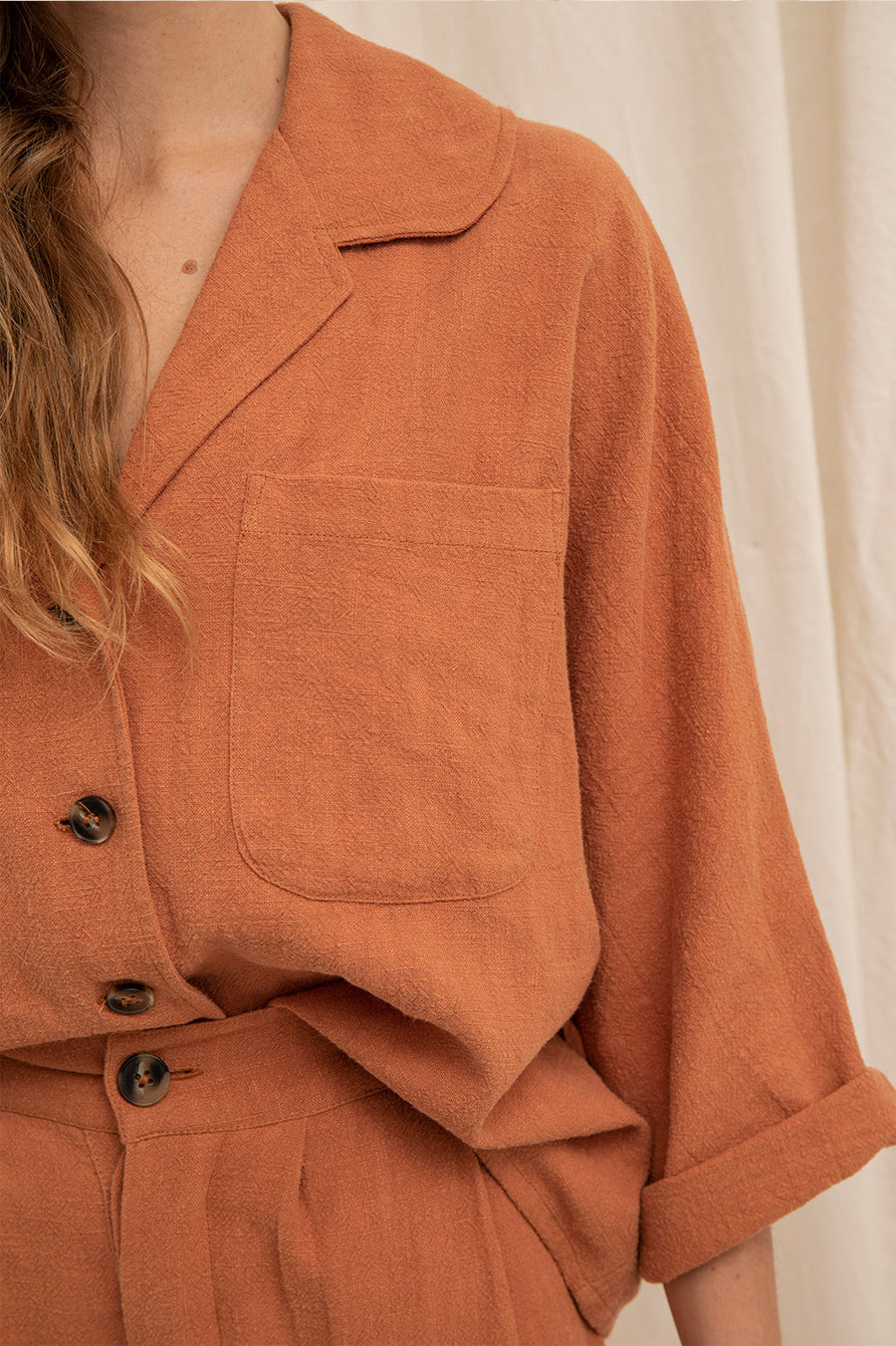 Chemise Romy en lin, teinte argile, porté