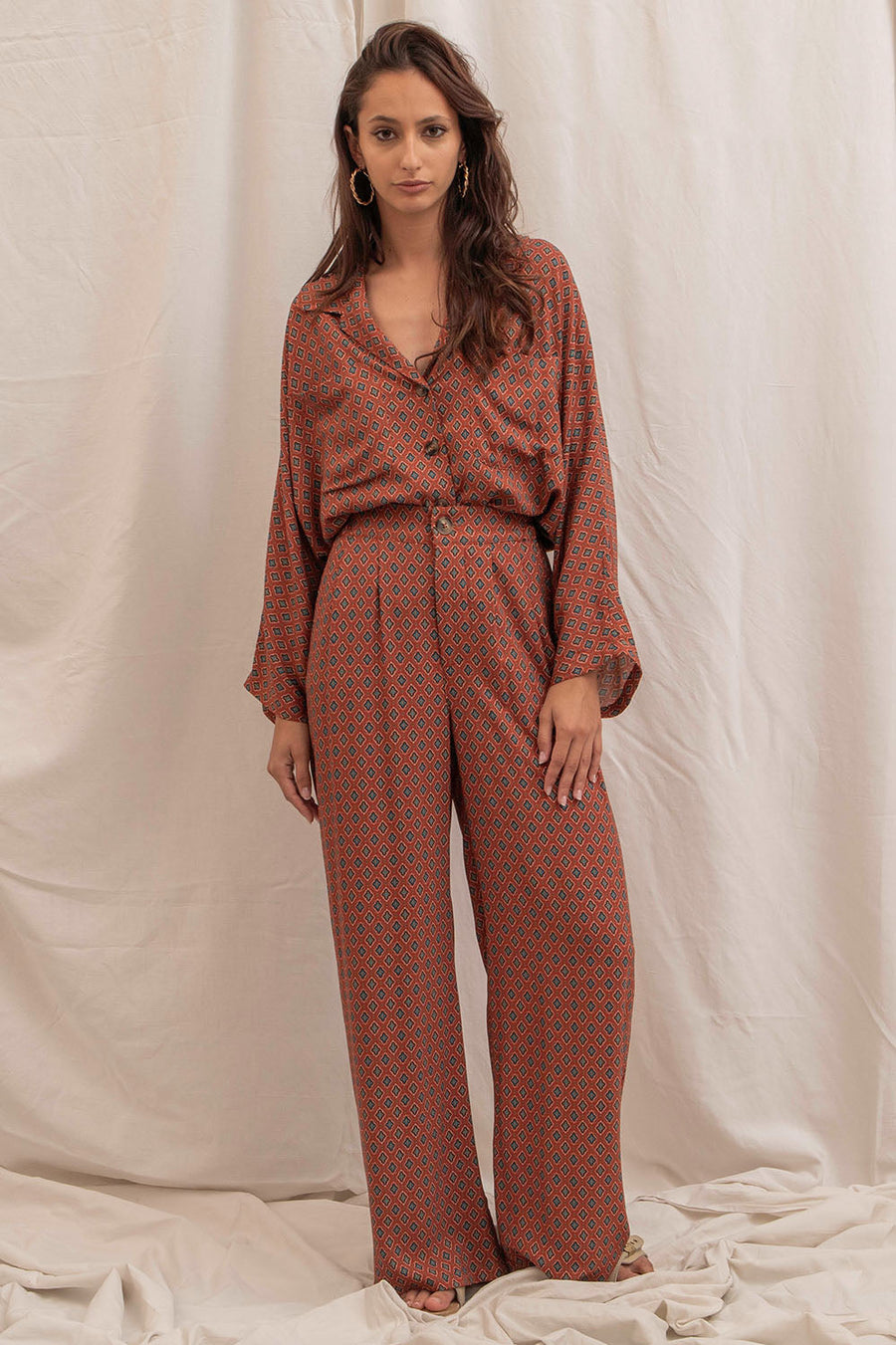 Pantalon Alba, motif terre du sud, gros plan sur la matière