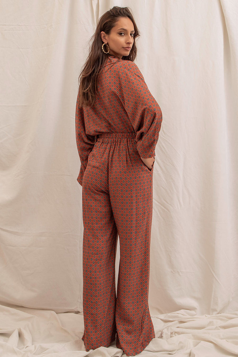 Pantalon Alba, motif terre du sud, porté