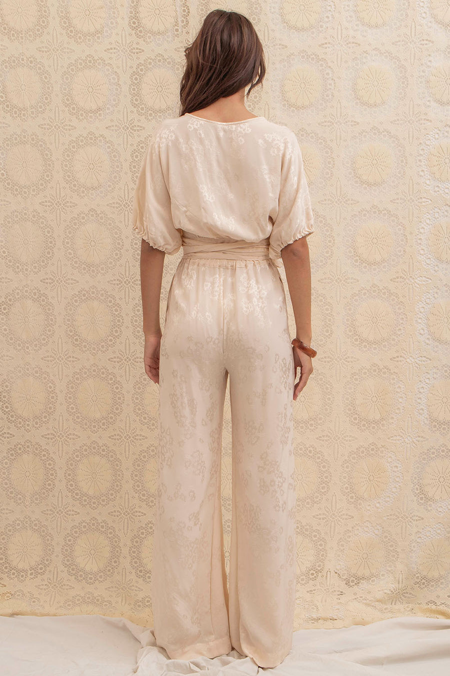 Pantalon Gaia en jacquard fleuri, porté