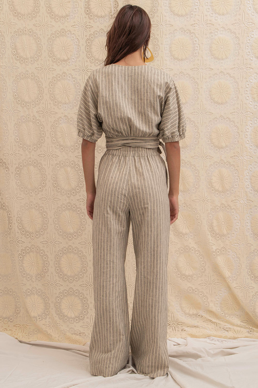 Pantalon Gaia à rayures, porté