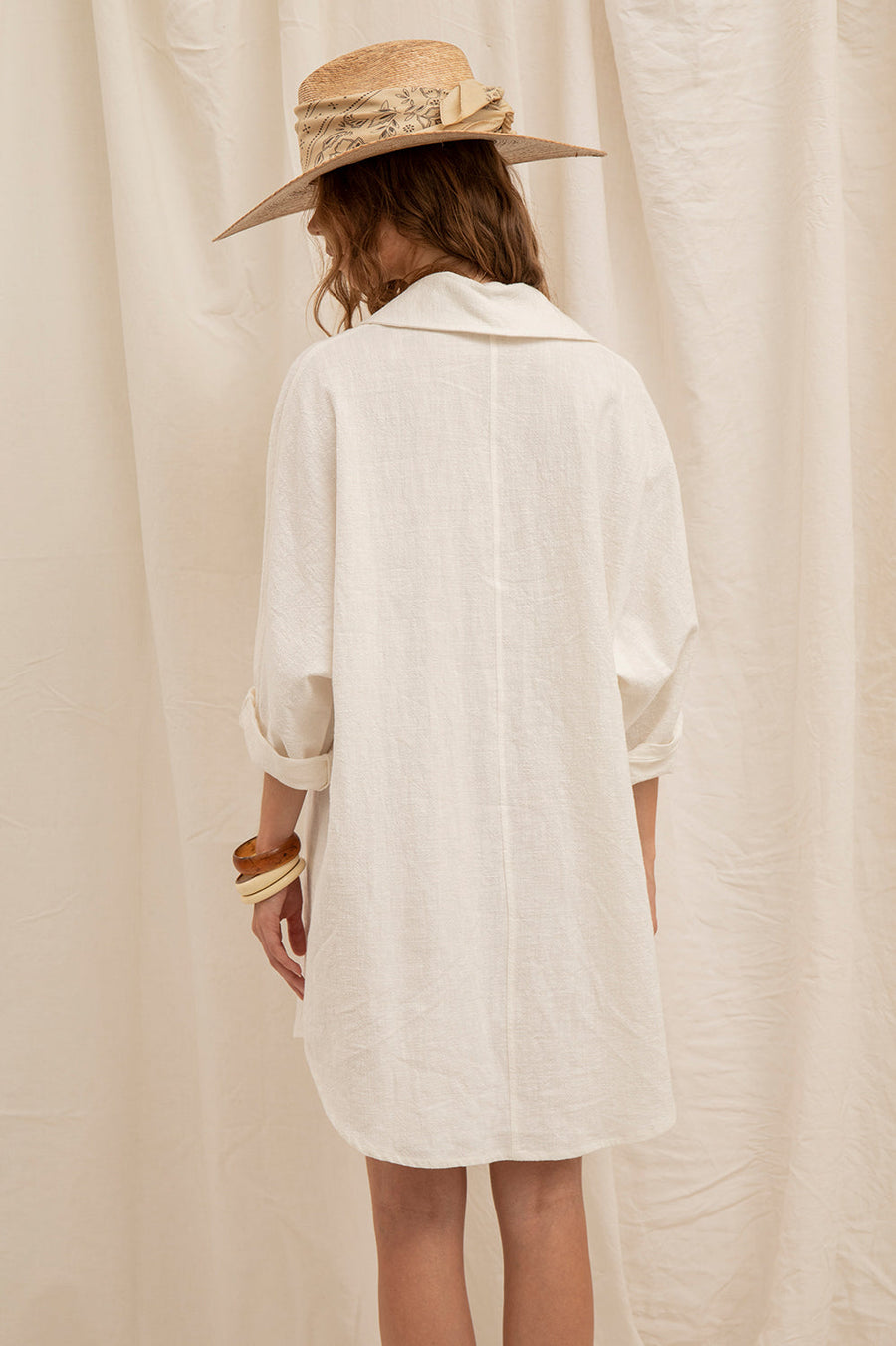 Robe Lola, teinte naturelle, porté