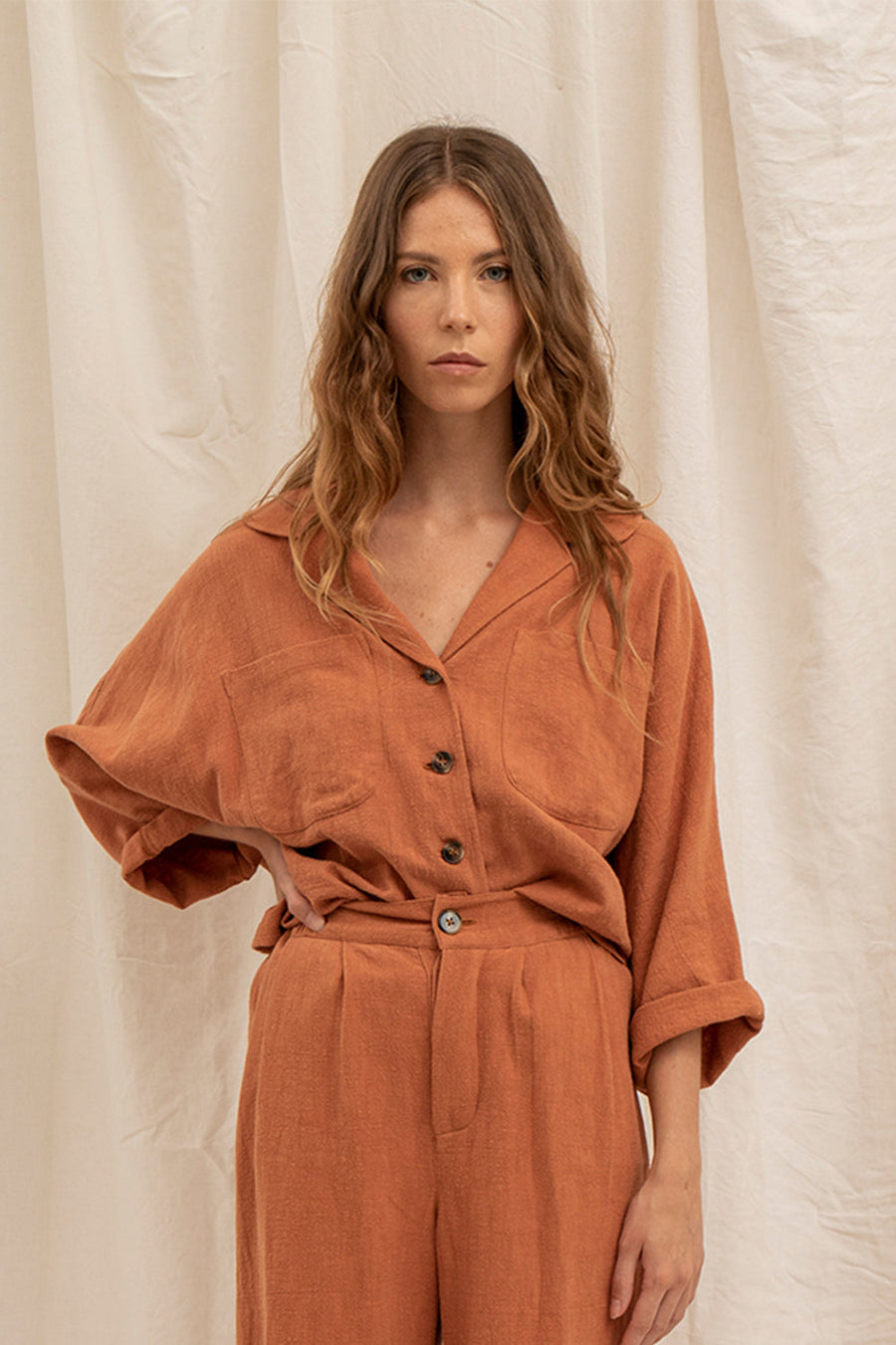 Chemise Romy en lin, teinte argile, gros plan sur la matière