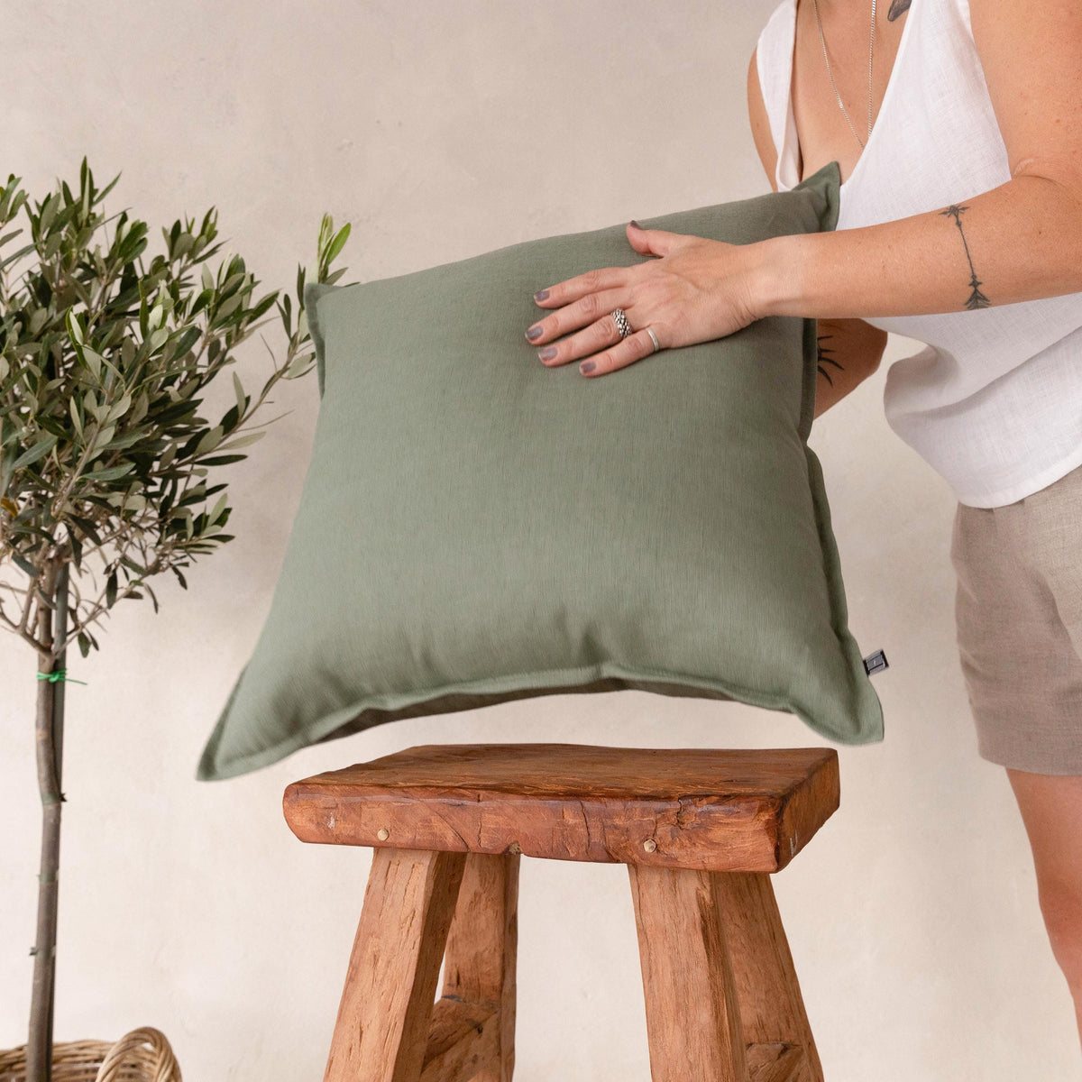 Housse de coussin en lin avec fermeture éclair, finition rabat