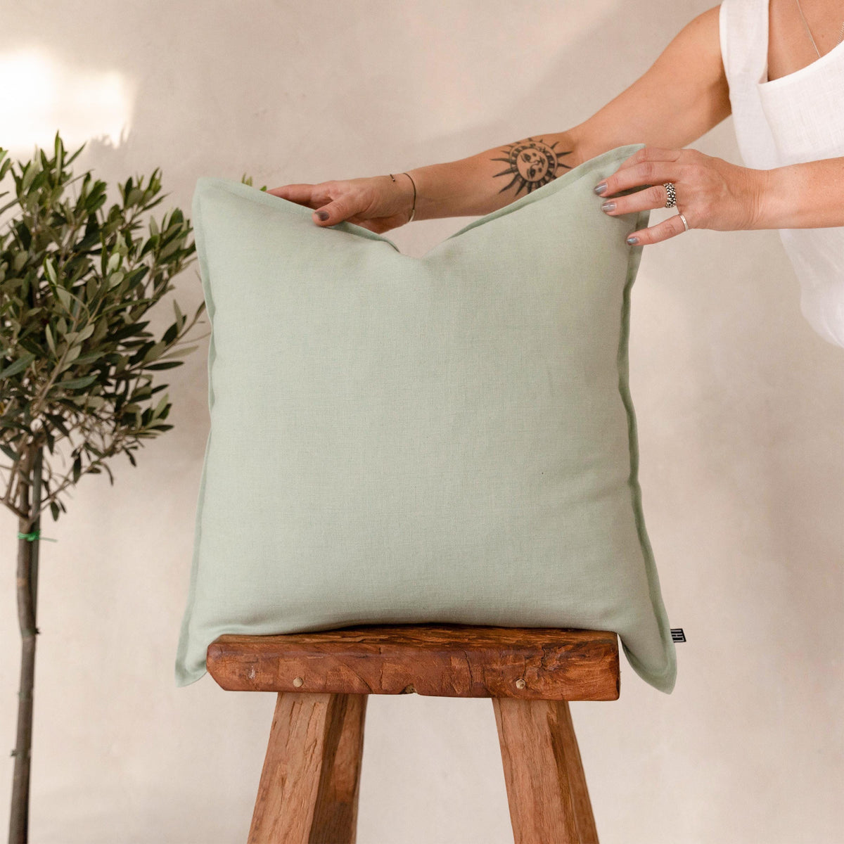 Housse de coussin en lin avec fermeture éclair, finition rabat