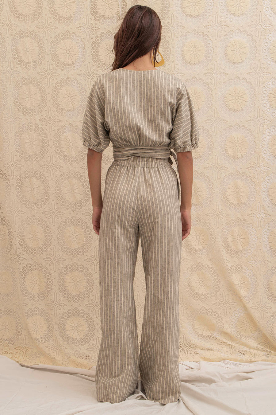 Pantalon Gaia à rayures, porté