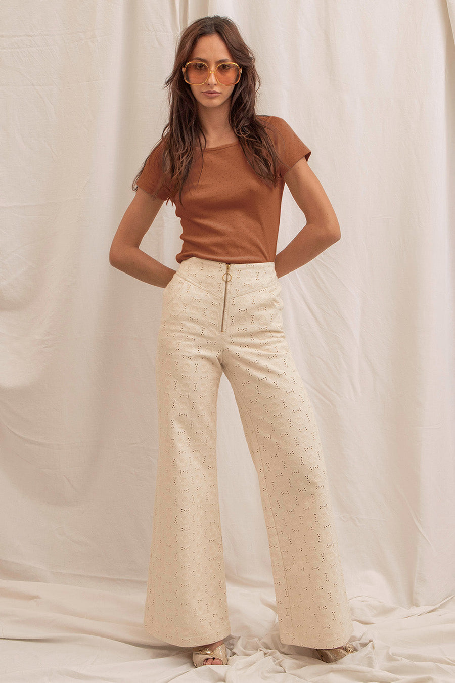 Pantalon Luigi en denim brodé écru, porté