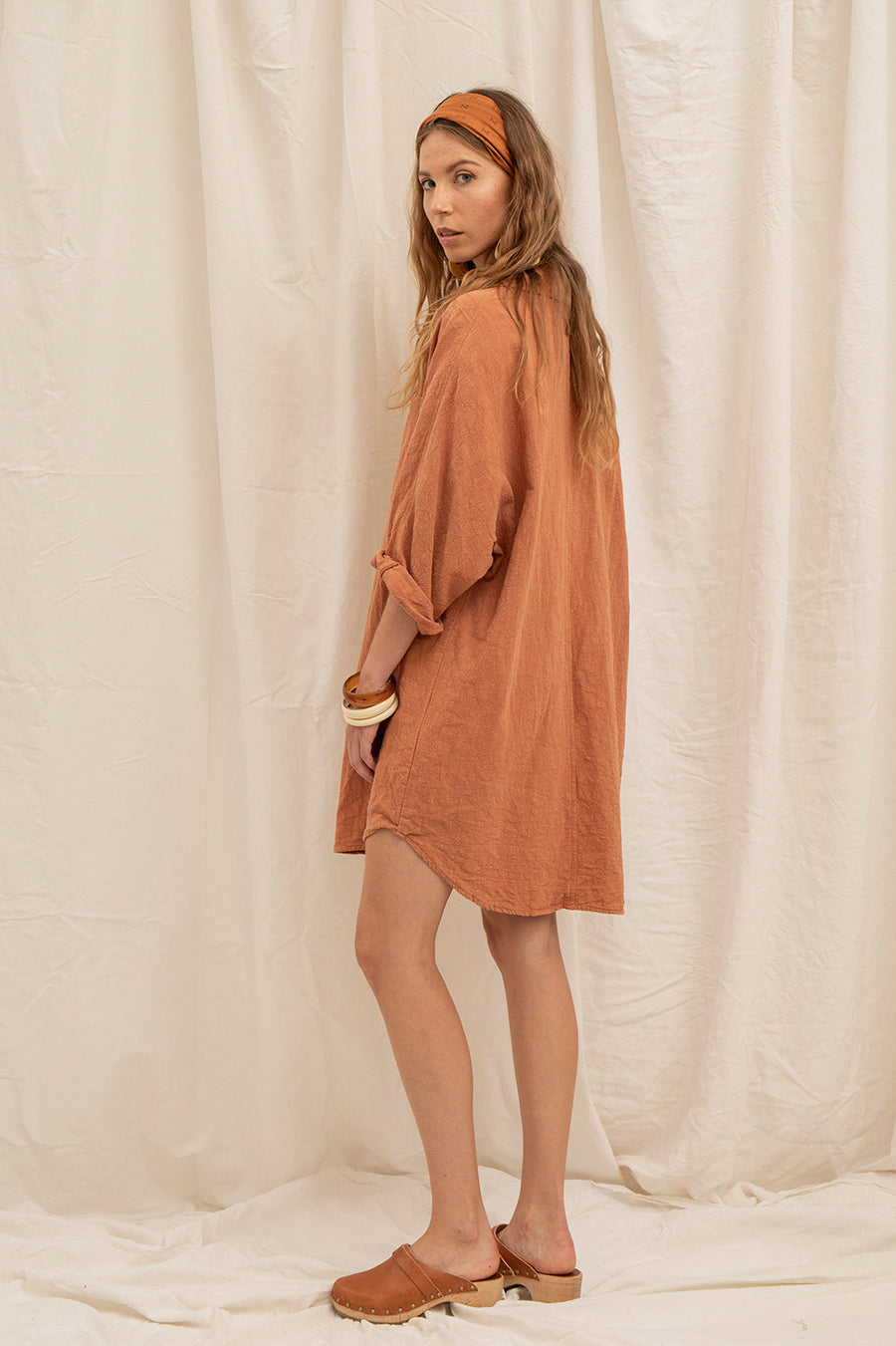 Robe Lola, teinte argile, vue de profil