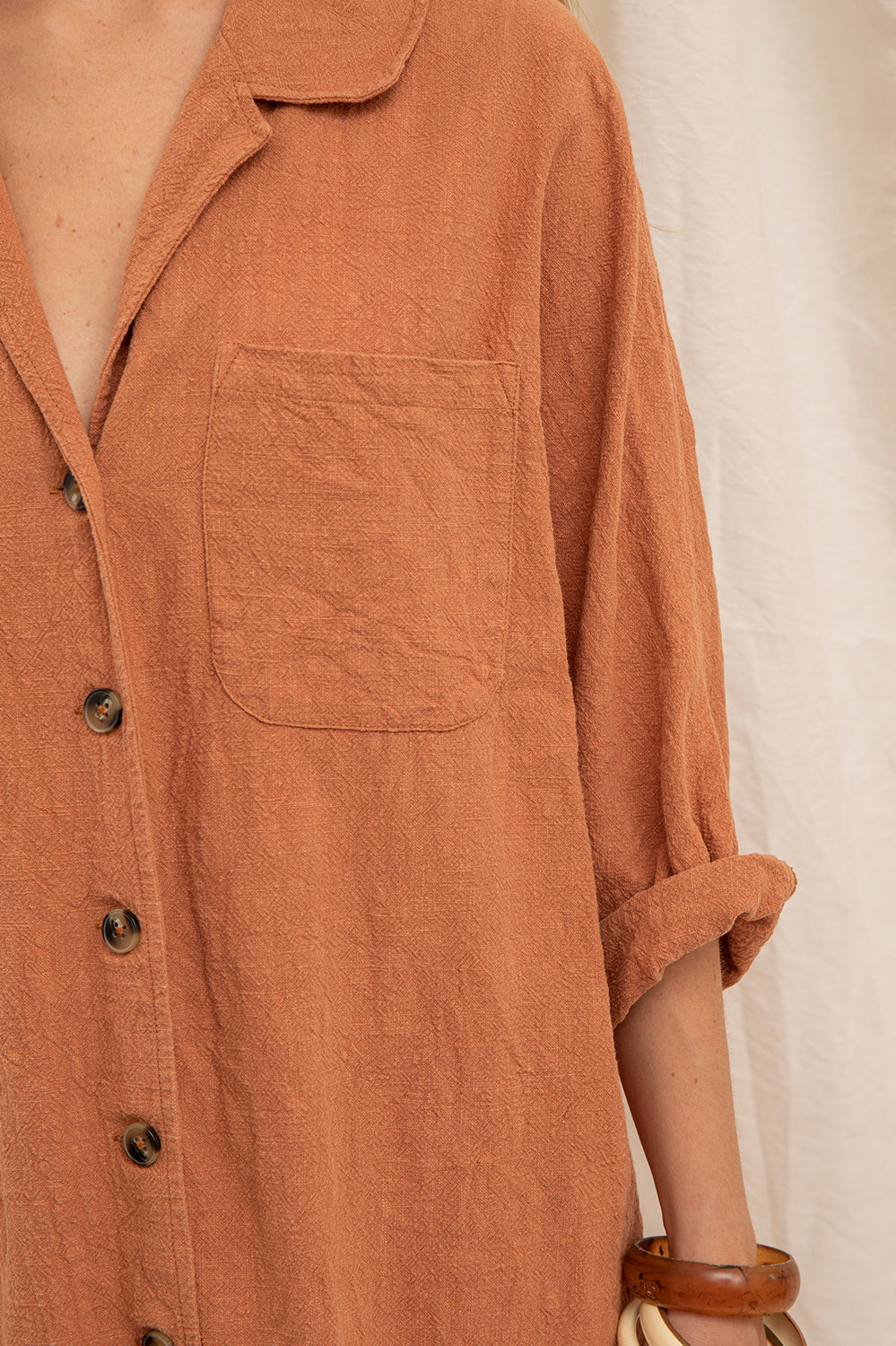 Robe Lola, teinte argile, gros plan sur la matière