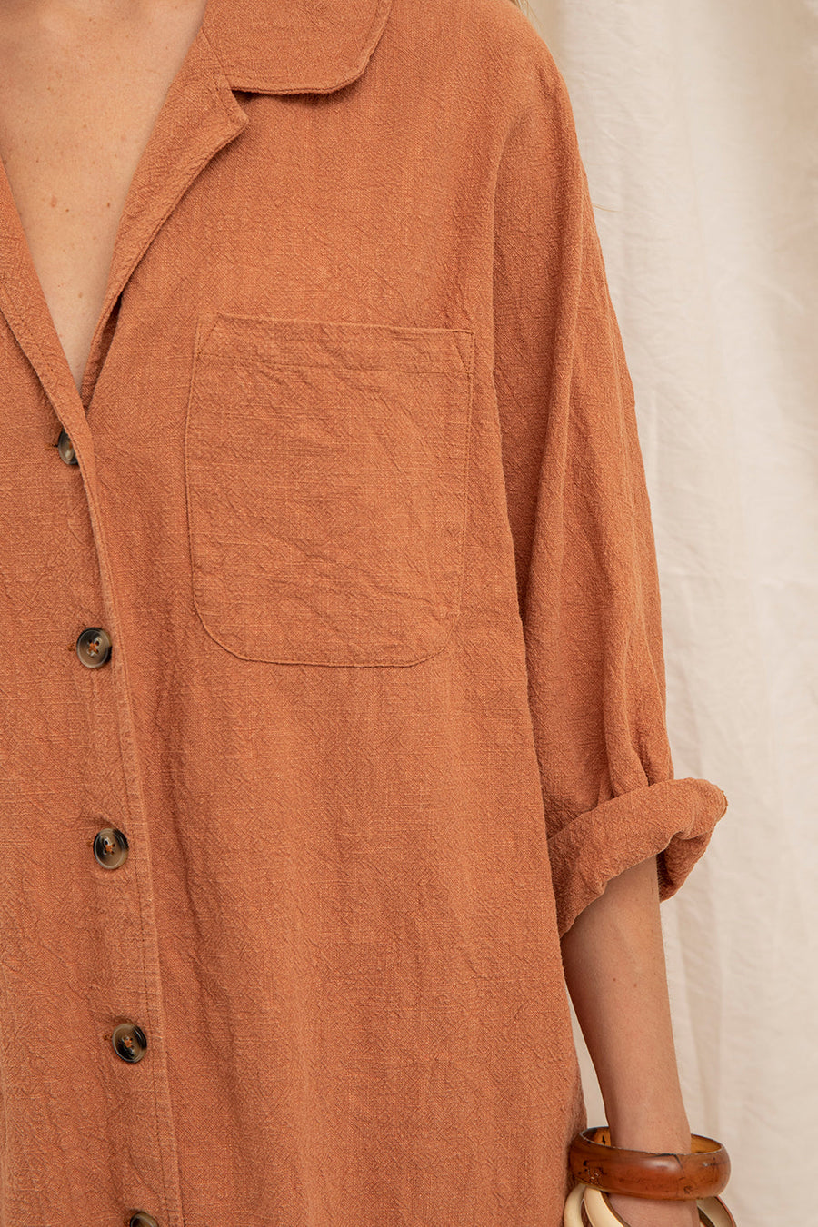 Robe Lola, teinte argile, gros plan sur la matière
