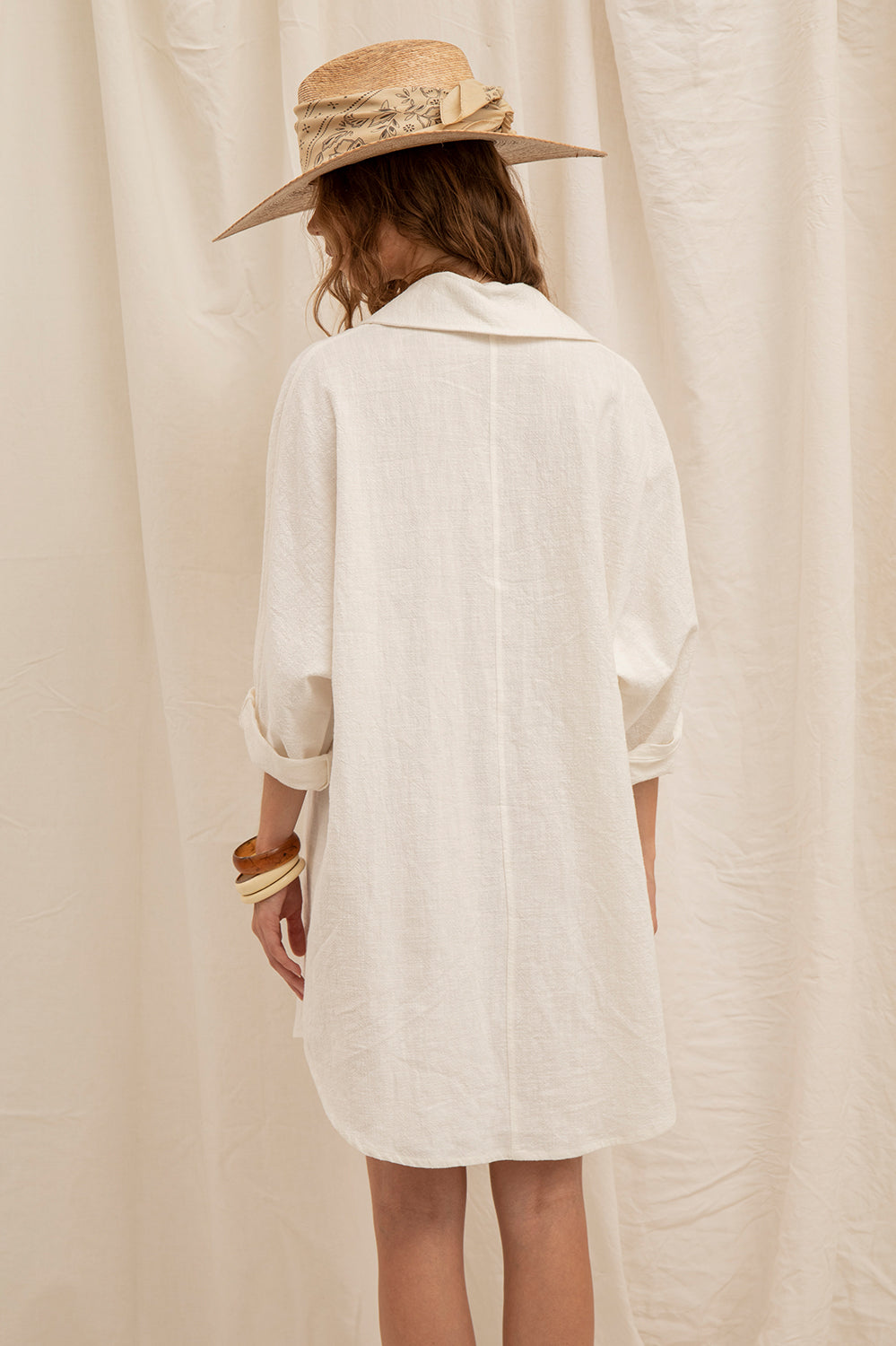 Robe Lola, teinte naturelle, porté